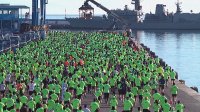 Marea amarilla con camisetas de Media Maratón TPS Valparaíso cruzó la ciudad y las instalaciones portuarias.