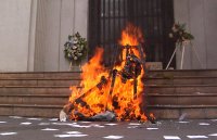 Portuarios de Valparaíso quemaron muñecos que representan a directivos de EPV en protesta por "cargas limpias"