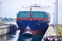 Portacontenedores Cosco Shipping Panamá, un buque chino con 9.400 contenedores inauguró las nuevas esclusas del Canal de Panamá.