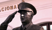 Ministro de Defensa, José Antonio Gómez, refutó a quienes solicitan sacar la estatua del almirante José Toribio Merino del frontis del Museo Marítimo Nacional.