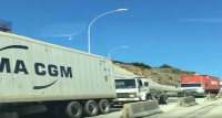 Taco en Acceso Sur a Valparaíso con camiones detenidos pasado el puente a la entrada del túnel.