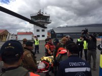 Armada rescató con apoyo aéreo marítimo a yatista francesa extraviada en la Patagonia