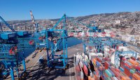 Terminal Pacífico Sur Valparaíso concluye armado de grúas pórtico y las traslada al muelle