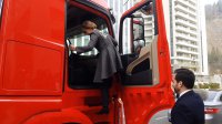 En camión conducido por una mujer llegó la ministra Hutt al Hotel Sheraton a celebrar el día del camionero