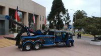 Poderosa grúa-camión facilita Puerto San Antonio para descongestionar vías durante Fiestas Patria.
