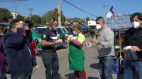 Equipo de Puerto San Antonio junto a autoridades entregaron protectores faciales a comerciantes de ferias libres
