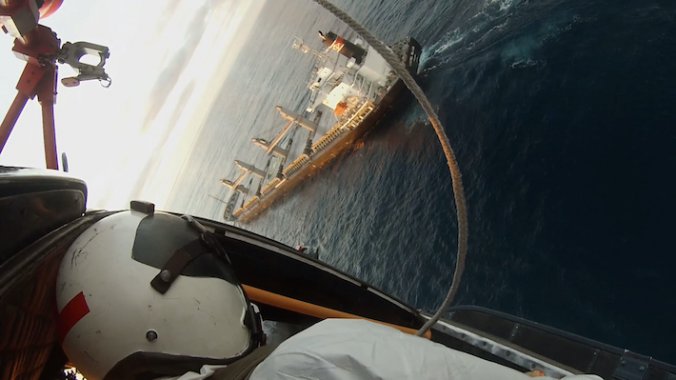 Espectacular rescate de tripulante asiático de buque en alta mar realiza helicóptero de la Armada