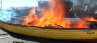 Pescadores de Sudamericana queman botes.
