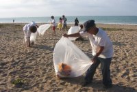 Colillas de cigarro y tapas de botella son los principales contaminantes de las playas.