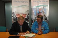 Puerto Valparaíso y lancheros de Muelle Prat firman acuerdo para mejorar tradicional paseo.