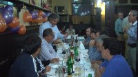 Festejo de Interex Chile en el tradicional Bar Inglés de Valparaíso con equipo que recuperó grúa siniestrada.