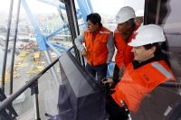 Ministro de Transportes Andrés Gómez-Lobo manejó gigantesca grúa en Terminal Cerros de Valparaíso, donde entregó su respaldo al desarrollo del proyecto de expansión portuaria.