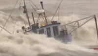 El control de una embarcación durante una tormenta exige alta preparación de la tripulación.