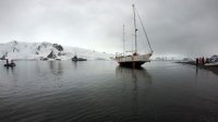 Buque de la Armada logra desvarar yate polaco en la Antártica.