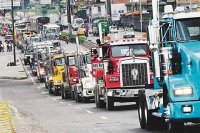 Gremio de camioneros anuncia posibles manifestaciones en terminales de contenedores por abuso de posición dominante.