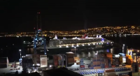 Espectacular arribo nocturno al Puerto de Valparaíso del afamado crucero Queen Mary 2.