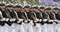 1.242 efectivos navales desfilaron en honor a las Glorias del Ejército