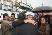 En medio de la lluvia con un mozaico de cientos de paraguas reciben en Valparaíso a la Dama Blanca