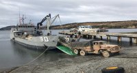 Barcaza LSM "Elicura" apoyó la partida de operaciones de minas terrestres de la Armada en Isla Nueva