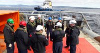 Entrenamiento conjunto entre la Armada de Chile, Enap y Ultramar en el despliegue de barreras oceánicas en la Bahía del Estrecho de Magallanes