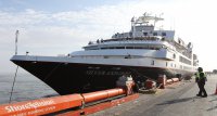 Crucero que navega en lugares remotos y regiones polares recaló en el puerto de Arica