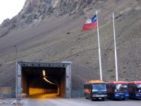 Argentina y Chile firman acuerdo para ampliar túneles del paso Cristo Redentor