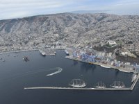 Video de la Armada muestra el espectacular arribo a Valparaíso de la Esmeralda y Grandes Veleros en "Velas Sudamérica 2018"