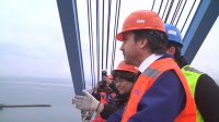 Luego de subir a grúa a 60 metros de altura, subsecretario de Hacienda Francisco Moreno, destacó contribución de TPS Valparaíso al comercio exterior chileno.