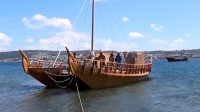 Réplica de catamarán que hace mil años descubrió Rapa Nui procedente de la Oceanía, viaja entre el continente y la isla en histórica travesía.