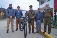 Carabineros de Corral recibe dos bicicletas para patrullajes