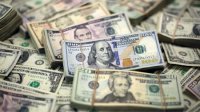 Dólar cierra al alza y termina semana con subida de casi $9 en medio de incertidumbre por crisis