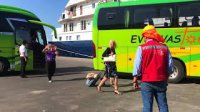 Crucero que atravesó el Pacífico arribó al puerto de Talcahuano para embarcar pasajeros.