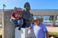 Dos ex cadetes no resistieron atentado a monumento a Arturo Prat ubicado en San Antonio durante protesta del 8M y acudieron temprano a limpiarlo.