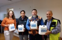 Puerto San Antonio entrega bidones de desinfectante para usar en caleta Puertecito y Pacheco Altamirano