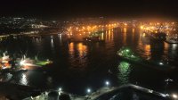 De noche, mientras la ciudad descansa, Puerto San Antonio sigue trabajando para asegurar el abastecimiento del país.