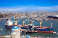 Vital en el abastecimiento de la cadena alimentaria de Chile es Puerto Panul de Puerto San Antonio.