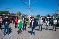 En su campaña de prevención del Coronavirus Puerto San Antonio entregó mascarillas faciales a feriantes