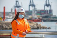 María Alvarado una de las primeras mujeres en operar grúas RTG en San Antonio