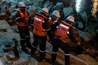 La habilidad y fuerza de los amarradores de naves en el puerto de San Antonio