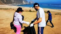 Alumnos superan la pandemia y salen al aire libre a limpiar y recuperar un santuario costero de Valparaíso.