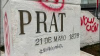Dos ciudadanos de San Antonio devuelven la dignidad a monumento de Arturo Prat