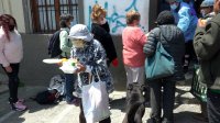 Trabajadores de TPS ayudaron en la preparación de un centenar de almuerzos del comedor solidario 421 de la Iglesia La Matriz.