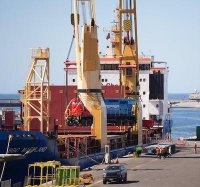 Tres locomotoras son descargadas en puerto de Valparaíso en M/N de BBC agenciada por Ian Taylor