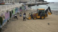 TPS y Ganamar realizan un vasto operativo con voluntarios y maquinaria pesada para limpiar la Playa San Mateo de rocas y basura.