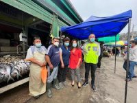 Comerciantes del Mercado Esfuerzo y Trabajo afectados por incendio recibieron toldos para continuar con la venta de productos del mar