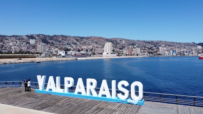 Al estilo Hollywood Valparaíso estampó su nombre con gigantescas letras volumétricas sobre el fondo de la bahía.