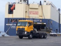 Nave agenciada por Ian Taylor descarga importante cantidad de vehículos y maquinaria en puerto de Manta