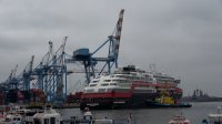 Triunfal retorno de los cruceros a Valparaíso con tres lujosas naves de expedición de la naviera noruega Hurtigruten.