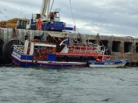 Acción conjunta del complejo portuario permitió reflotar la embarcación que se hundió en la poza de la bahía de San Antonio