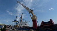 En Puerto Valparaíso, la nave Danstar de la naviera Easter Island prepara embarque con destino a Isla de Pascua.